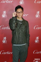 组图：熊黛林携手张智霖出席活动 大露背打扮抢镜