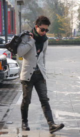 高清图：贾乃亮街拍LOOK开衫毛衣搭配温暖围巾