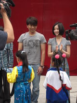 幻灯：沙宝亮姚贝娜为藏族山区孩子献上祝福