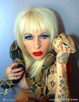 幻灯图集：桑德拉-布洛克“小三”写真与蛇共舞