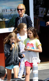 组图：格温妮丝-帕特洛逛街  离婚后气色佳