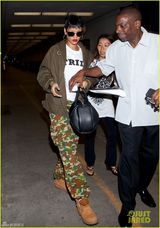 组图：蕾哈娜军装风装扮帅气十足