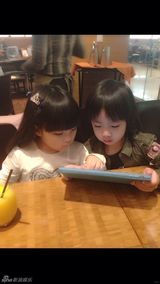 组图：王诗龄拍照扮小恶魔 Kimi变身超人