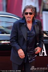 组图：《莎乐美》首映 导演帕西诺携小女友现身