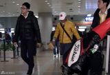 组图：王宝强率助理回京 高尔夫装扮亮相机场