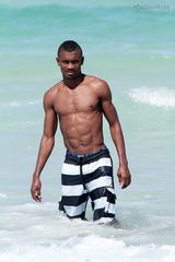 幻灯图集：科特迪瓦中场卡劳和女友迈阿密海滩戏水