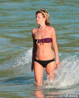 组图：凯特-莫斯枣红比基尼 与老公沙滩激吻欲火燃烧