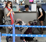 组图：蔡少芬携双女返港 行李超重逼疯辣妈