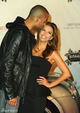 组图：伊娃帕克出席慈善活动 当众热吻情意绵绵