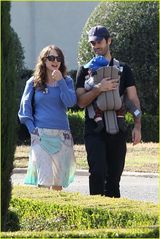 组图：波特曼与老公带儿子散步 享受生活其乐融融