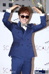 组图：ULALA SESSION成员金明勋召开婚礼记者会