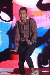 高清组图：陈伟霆喜获两奖 现场劲歌热舞