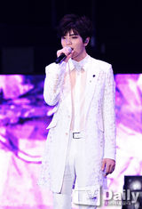 组图：INFINITE新专辑发售Showcase 展华丽群舞