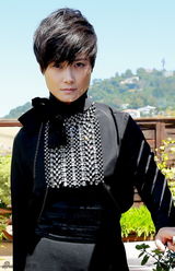 组图：李宇春戛纳拍写真 黑衣酷帅钻饰高贵