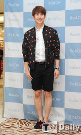 组图：爱豆总动员 金亨俊2PM灿盛出席时尚活动