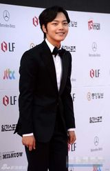 组图：吕珍九百想红毯淘气比手势 活力十足