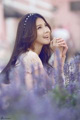 组图：徐立夏日写真卷发配蕾丝裙笑靥迷人