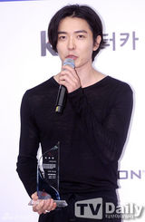 组图：佳仁担任宣传大使 豹纹上衣秀性感