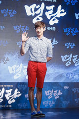 组图：朴有天李钟硕秀智等助阵《鸣梁》