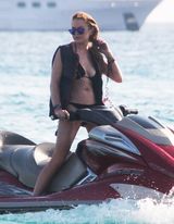 组图：林赛-罗韩游艇上当众脱衣 胸部下垂臀部干瘪