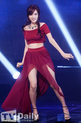 组图：韩团Kara四人舞台 露脐装甜美性感