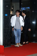 独家：崔丹尼尔宣传新片戴眼镜似哈利波特