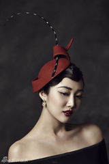 组图：林芮西夏日复古写真 怪趣帽子引时尚热潮