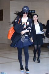独家：《X战警》范冰冰抵京 朋克装扮时髦俏皮