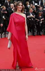 组图：杰拉尔丁娜-帕伊亚斜肩红裙 热烈而端庄
