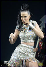 组图：水果姐穿霸气银装开唱 扭腰热舞性感十足