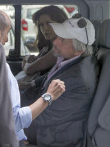 组图：泽塔琼斯与老公出游 黑超掩面贵气依旧