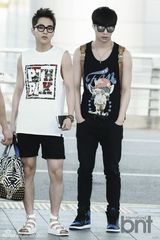 组图：EXO赴成都开唱 灿烈黑衣扮酷世勋帅气