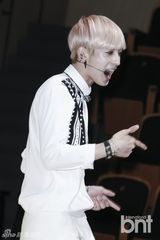 组图：韩团100%回归 变身明朗少年引期待