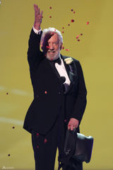 组图：青少年选择奖卡戴珊姐妹争艳 赛琳娜性感