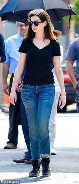 组图：御姐范儿！安妮-海瑟薇穿皮裙拍戏 戴墨镜冷酷