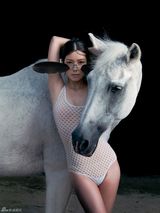 组图：朱婧《以梦为马》10日发行 概念写真曝光