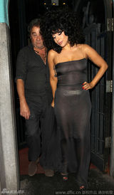 组图：Lady Gaga透视装爱裸露 巨乳挤压成面饼