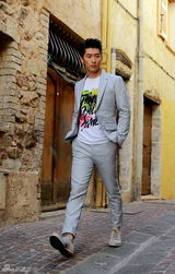 组图：窦骁戛纳街拍写真 清爽帅气展成熟魅力