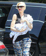 组图：辣妈史蒂芬妮三胎儿子曝光 双眼皮大脑门