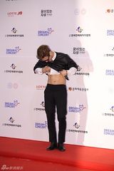 独家：韩星银赫强仁4minute等闪耀红毯