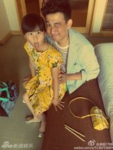 组图：明星奶爸齐过父亲节 陈坤携子卖萌抢镜