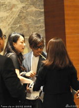 组图：谢霆锋叼木棒似解烟瘾 手插口袋目光呆滞