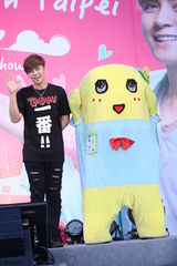 组图：罗志祥与吉祥物玩high 坦言情人节太多