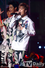 组图：众男团帅气大比拼 SHINee激情献唱