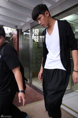 独家：柯震东面无表情步出台北家门出席记者会