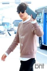 组图：朴海镇赴泰国拍广告 暖男造型帅气迷人