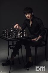 组图：韩星金载沅拍写真 杀人微笑展熟男魅力