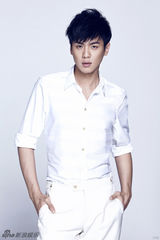 组图：张若昀时尚大片曝光 演绎纯白系质感美男