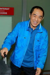 组图：陈道明戴墨镜抵戛纳 张艺谋微笑挥手致意