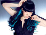组图：吴莫愁专辑新造型曝光 大胆撞色章鱼上肩